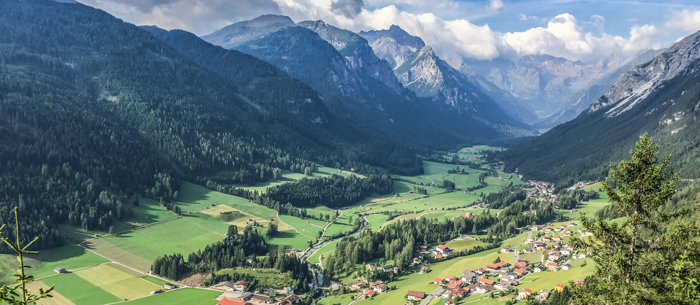 Al llegar a Trins, pueblo de montañismo Gschnitztal, Tirol